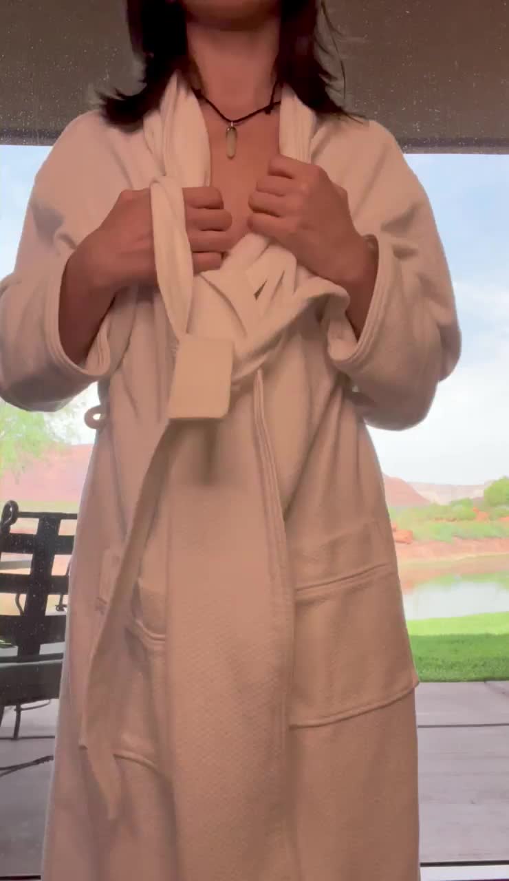 Robes are overrated. I’d rather show you my tits. : video clip