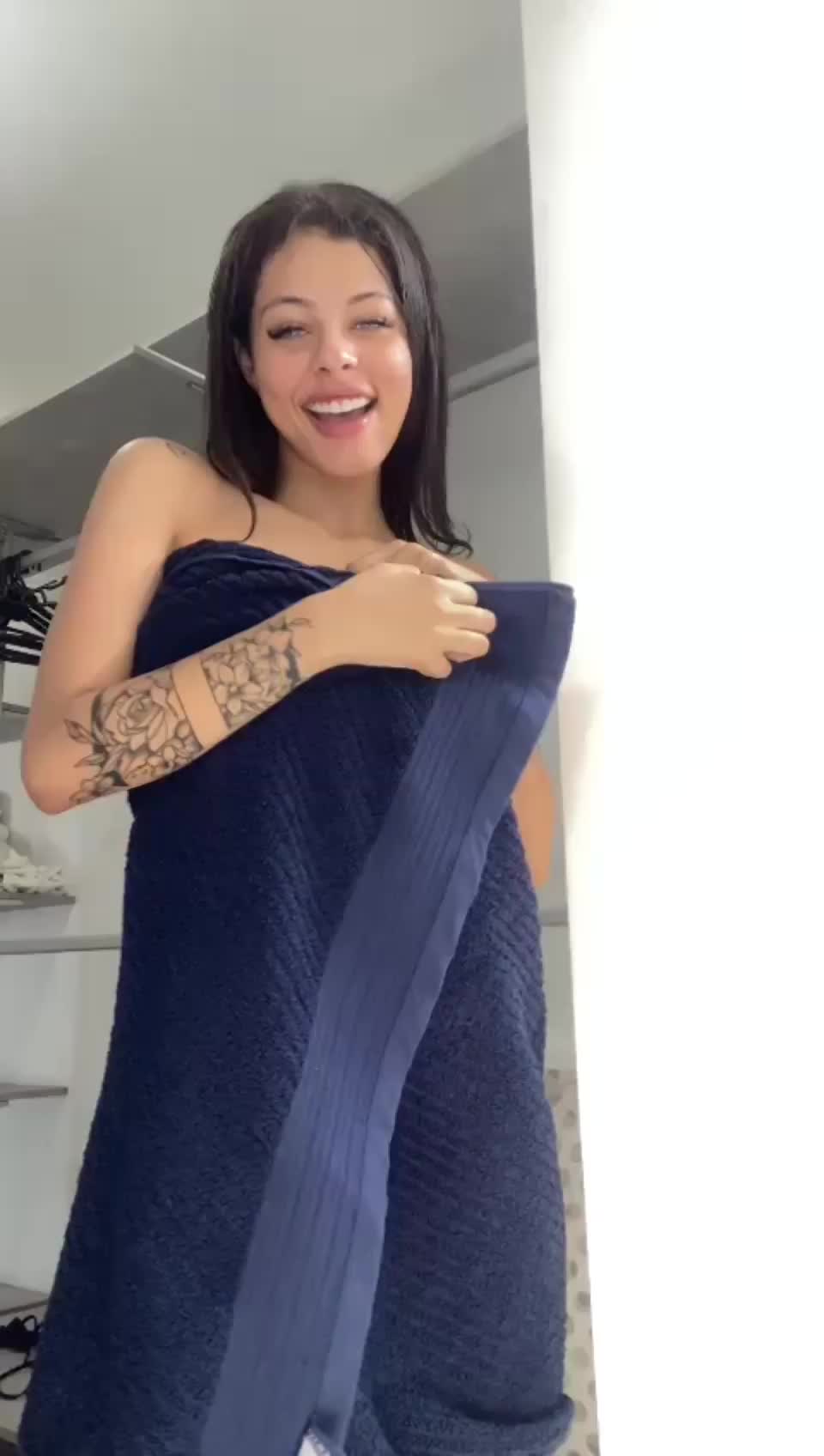 The sun shall shine on me whenever I'm naked so you can see it better : video clip