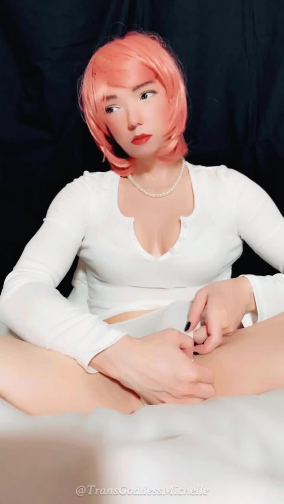 We're on our first date and I do this after u kiss me. What would you do to proceed us into gooning? : video clip