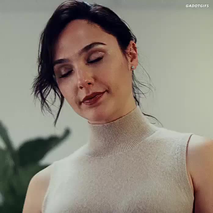 Mommy Gal Gadot when she catches you jerking off without her : video clip