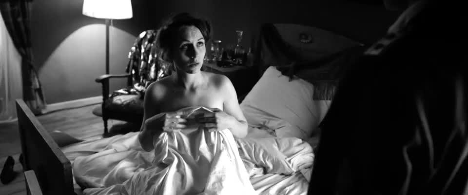 Eugénie Anselin Reveals Tits in The Captain : video clip