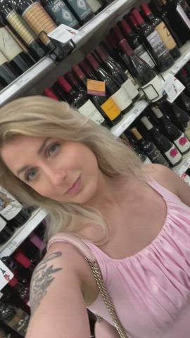Wine and titties [gif] : video clip