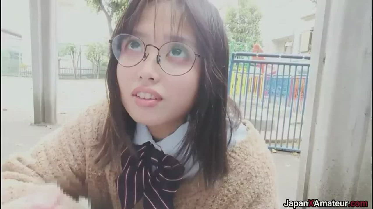 Amateur Japanese Girl With Glasses Deepthroating A Cock In A Park : video clip