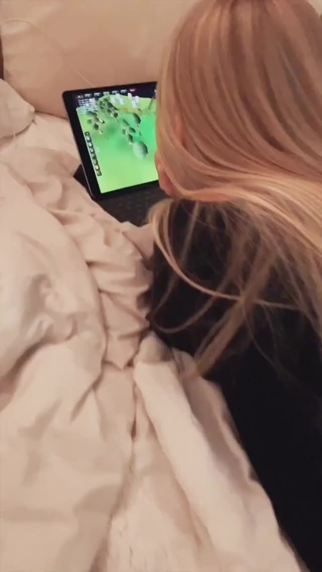 Used While She Plays Runescape : video clip