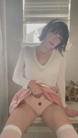 Do you like my pink panties? : video clip