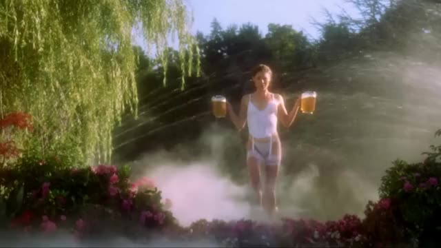 Julie Bowen in "Happy Gilmore" (1996) : video clip