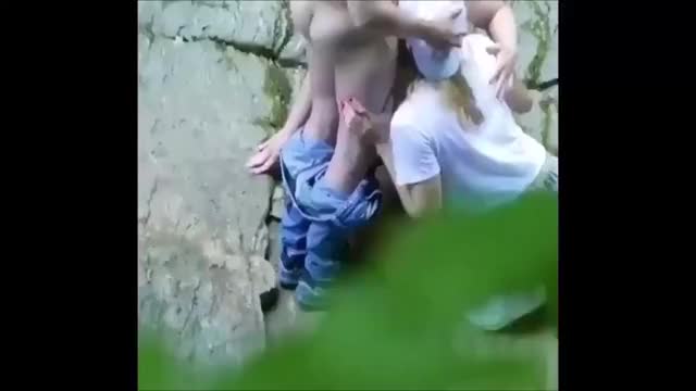 2 Friends Sucking Dick At The River : video clip