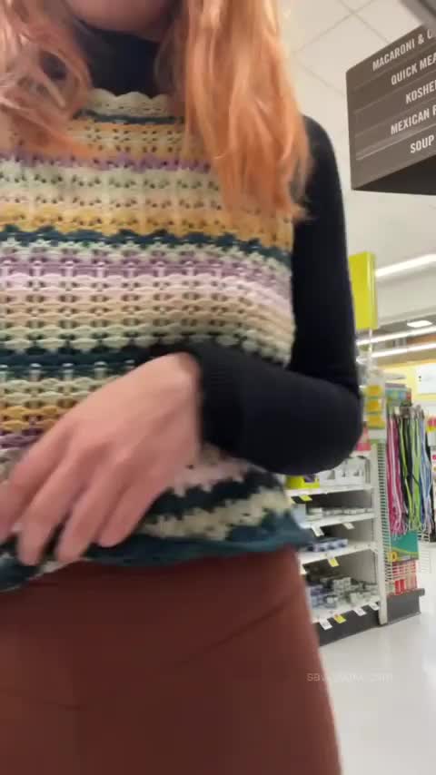 Whichever aisle I’m in becomes the snack aisle 😎 [GIF] : video clip