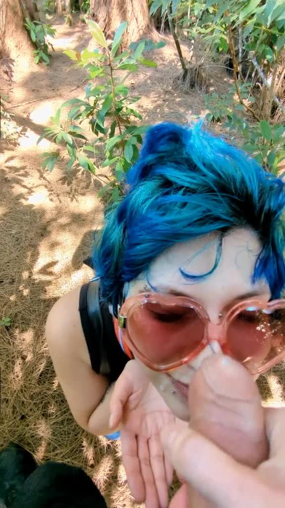 Cumming on her face in the great outdoors : video clip
