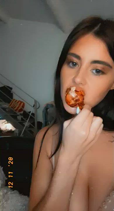 She Really Loves Her Fried Chicken : video clip