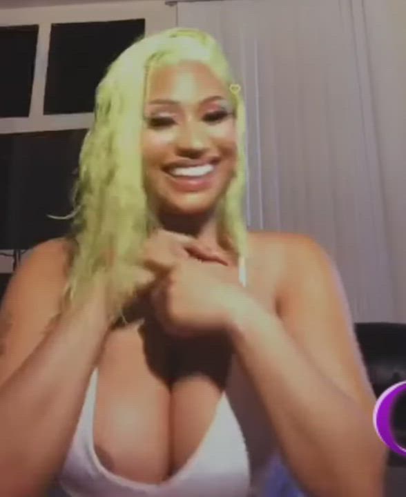 Nicki Minaj nip slip : video clip