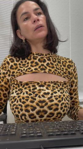 Shaking my tits in the office : video clip