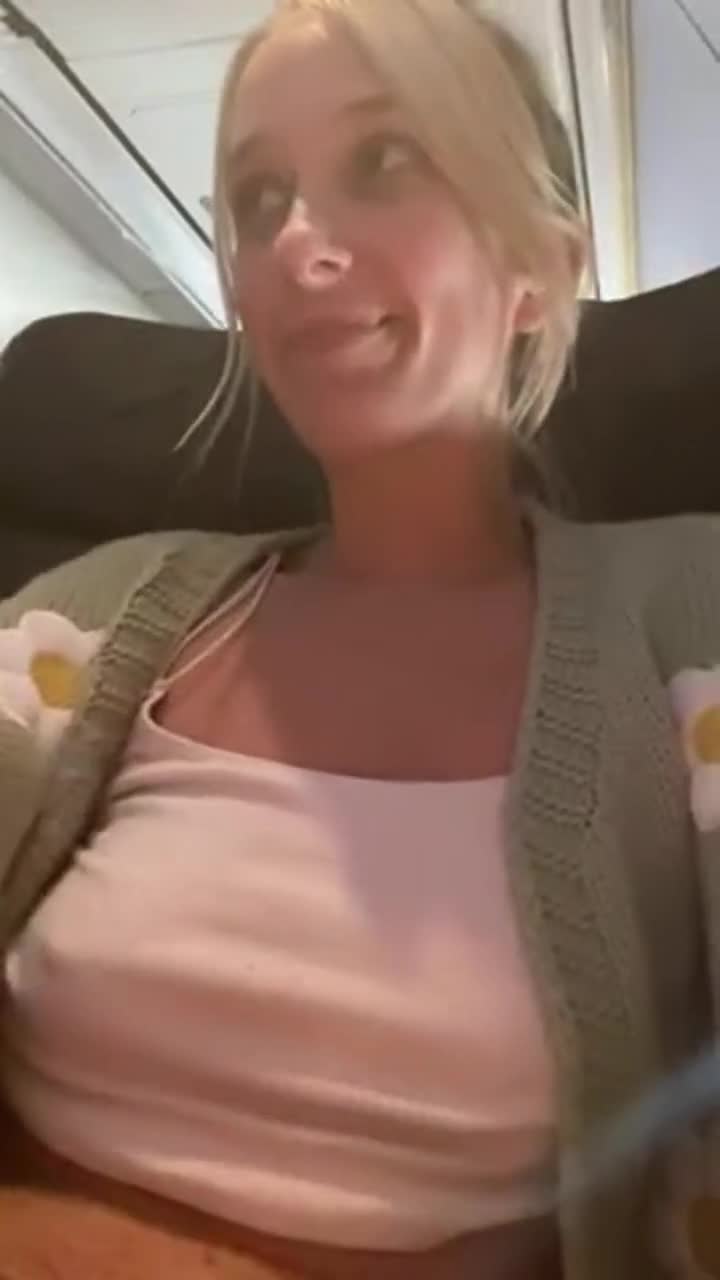 My first time in First Class, so of course I was on my best behavior 🤭[GIF] : video clip