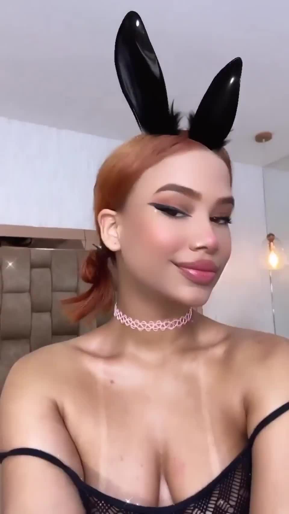 I’m too horny to be alone right now : video clip
