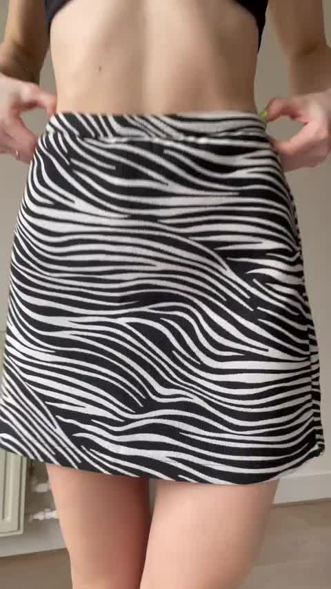 Kissing the lips under skirt : video clip