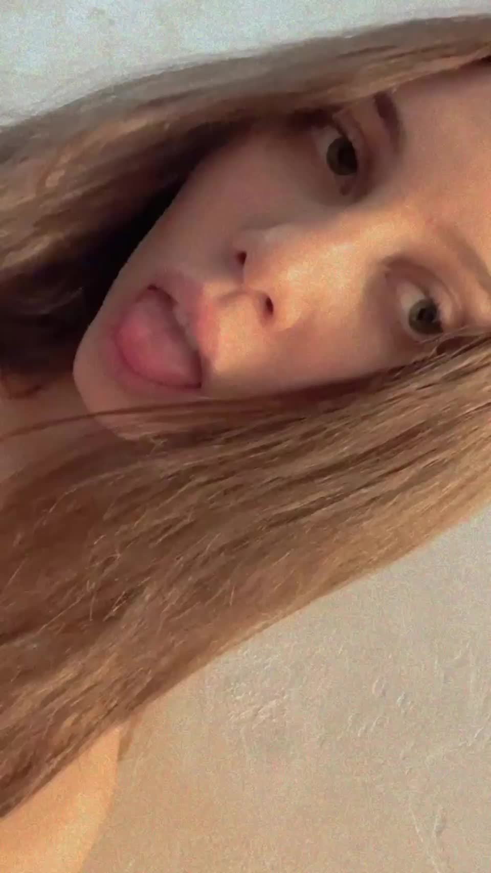 Cute babe with juicy boobies🥵 : video clip