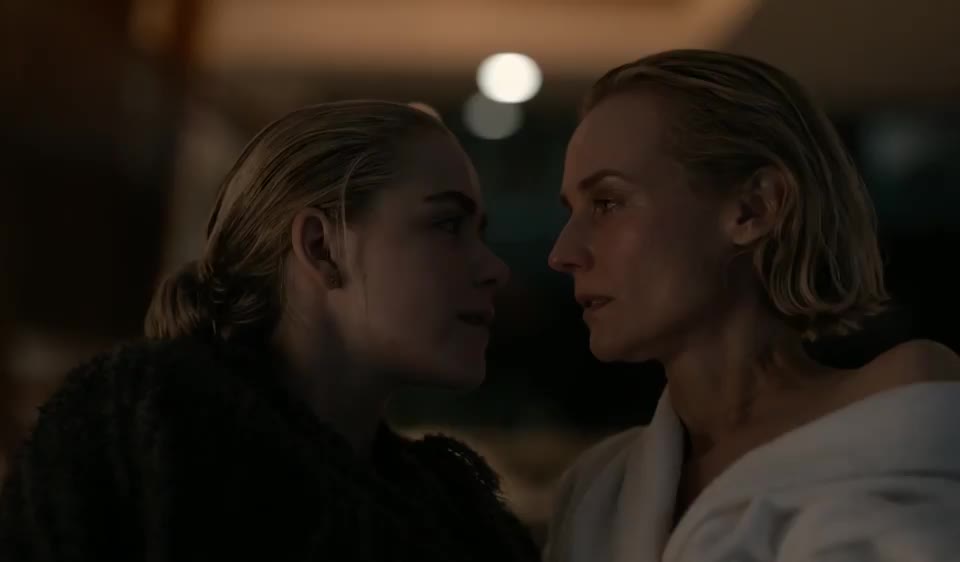 Kiernan Shipka & Diane Kruger [Swimming With Sharks] : video clip