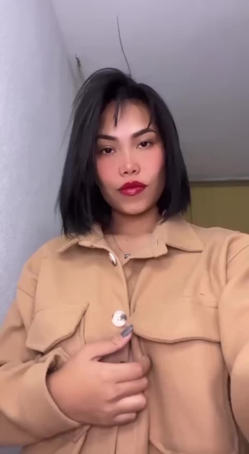 Anyone else lonely tonight : video clip