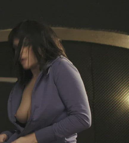 Gemma Arterton's confidence is as hot as her tits : video clip