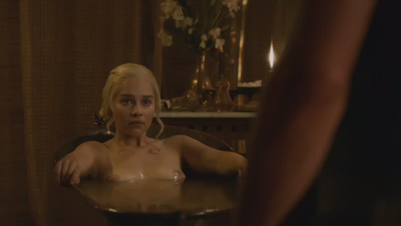 Emilia Clarke proudly presents her tits : video clip