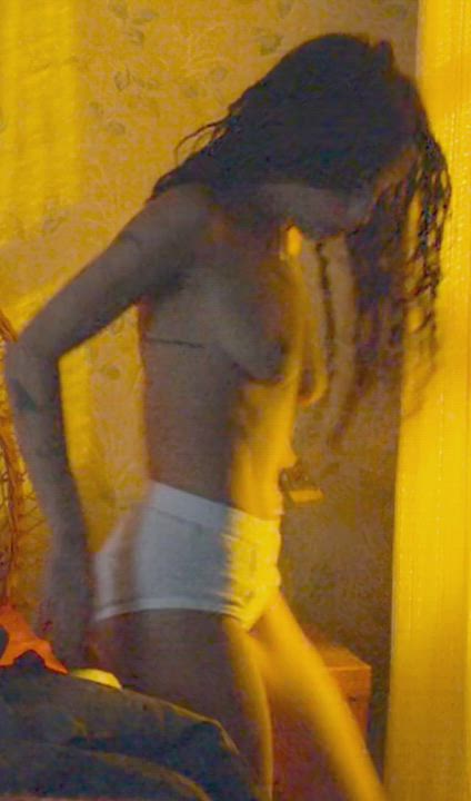 Zoe Kravitz sexy nude body : video clip