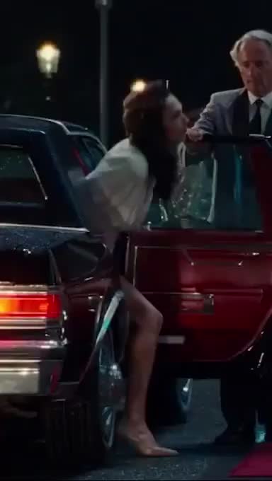 I fucking love Gal Gadot's long legs. Just look at them! : video clip
