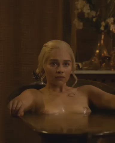 Emilia Clarke’s boobs appreciation post : video clip