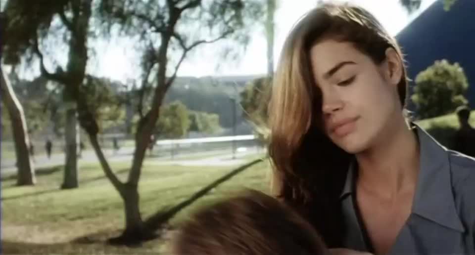 Denise Richards deleted scene from 'Starship Troopers' (1997) : video clip