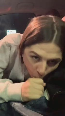 Home video of a Cute teen girl who likes to suck cock and eat cum in car 💥😋 : video clip