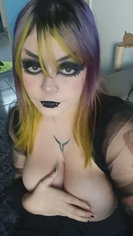 Bouncy goth girl's tiddies for you : video clip