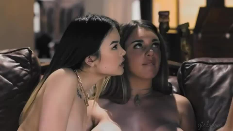 [FFF] Gabbie Cartier Breastfeeding 2 beautiful girls : video clip
