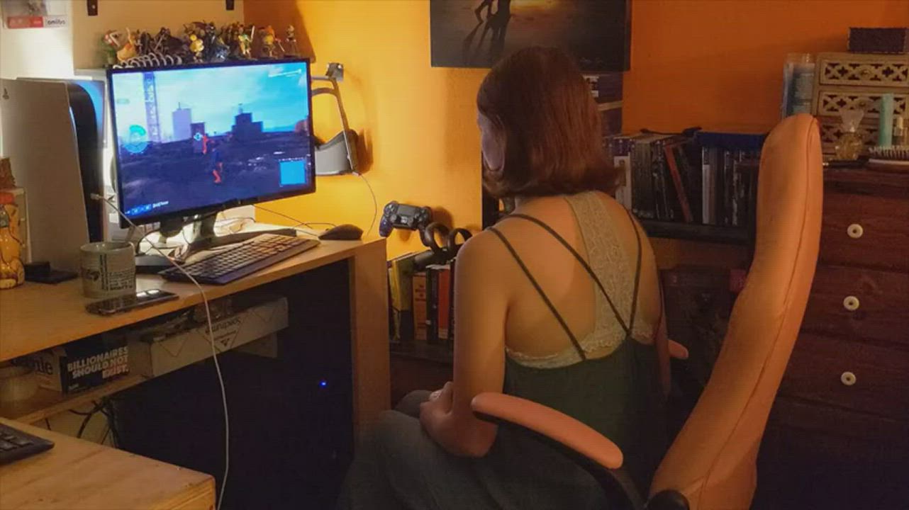 Fucking my girl while she plays on the PS5 : video clip