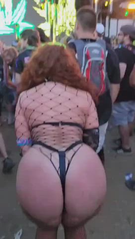 PAWG Fingered at festival : video clip