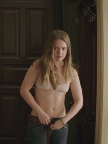 Hera Hilmar (Queen Maghra) forced to strip - An Ordinary Man (2017) : video clip