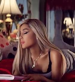 Let's edge for Ariana while we get bi : video clip