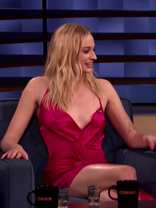 Sophie Turner's perky jiggling tits : video clip