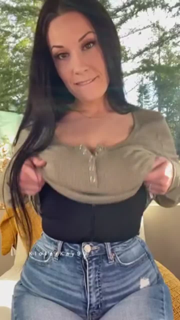 Anybody here order a curvy Latina to-go : video clip