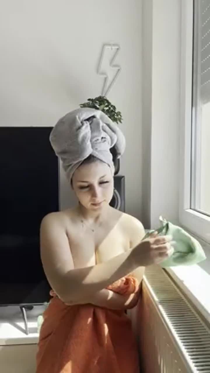 Just a peek under my towel : video clip