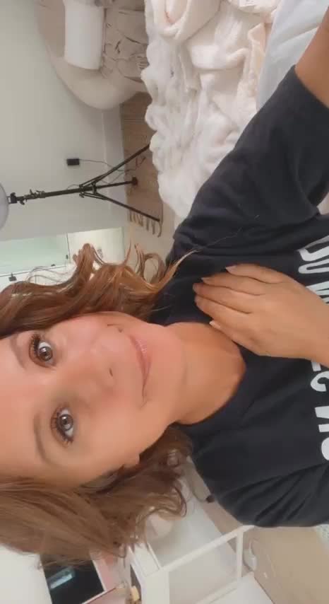 [F] 40 something, Focus on the tidddies : video clip