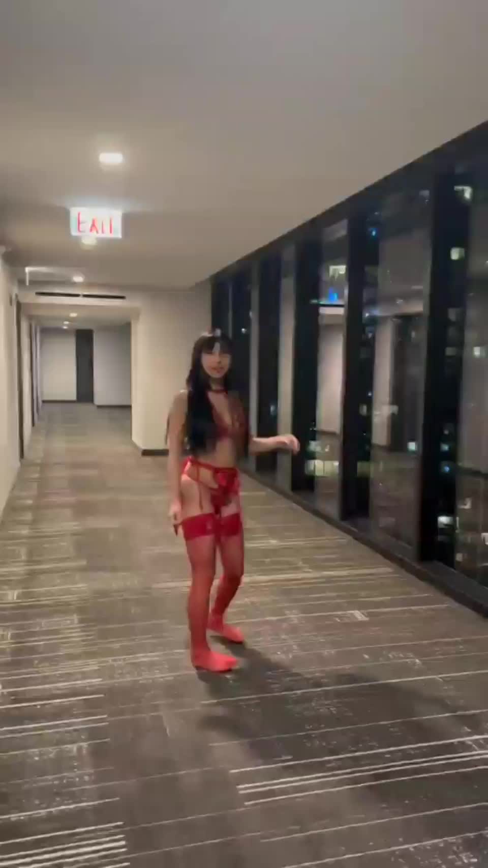 I really love being a slut in public : video clip