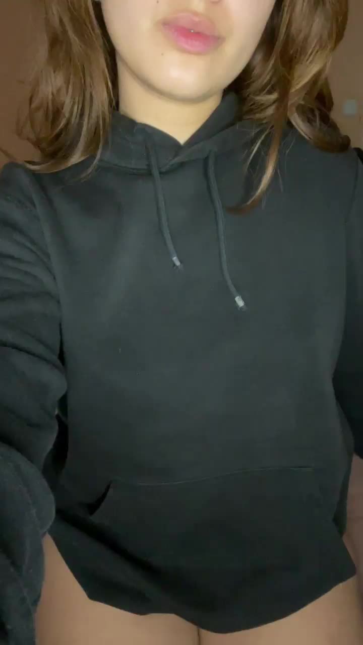 I hope you dont mind if i wear your hoodie like that : video clip