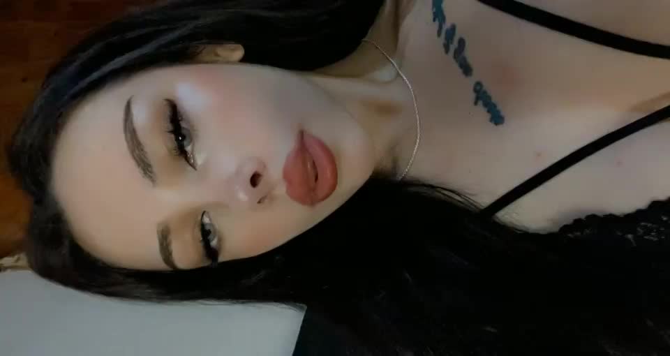 Do I look good enough to take home and fuck?😏 : video clip