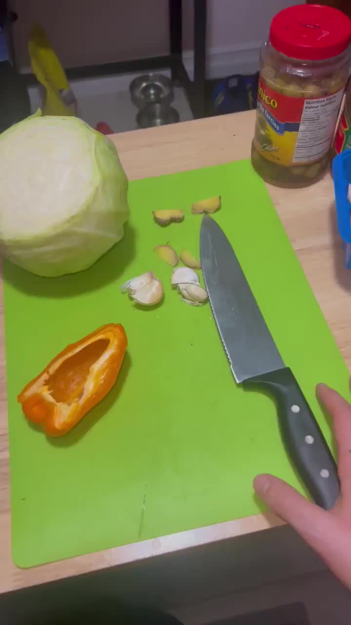 He cooks me dinner, I suck him off : video clip