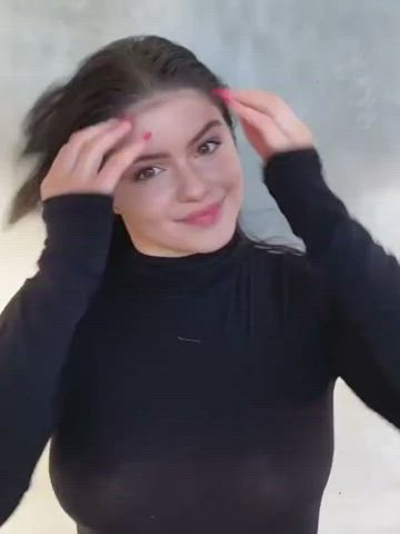 Ariel Winter showing us her pierced tits : video clip