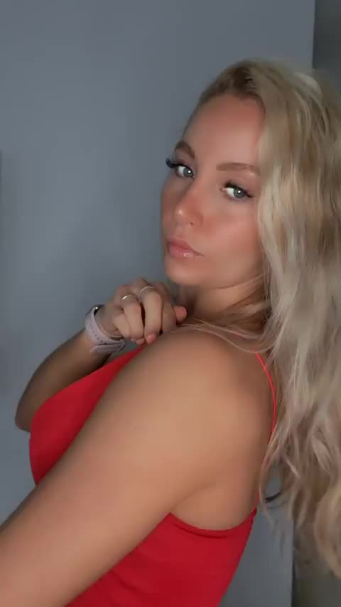 Watch me undress so I make it hard : video clip