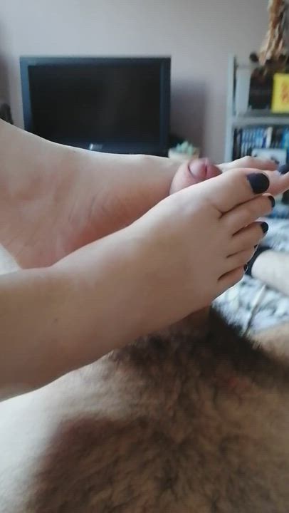 I love it when my fiancee gives me a footjob 😍 : video clip