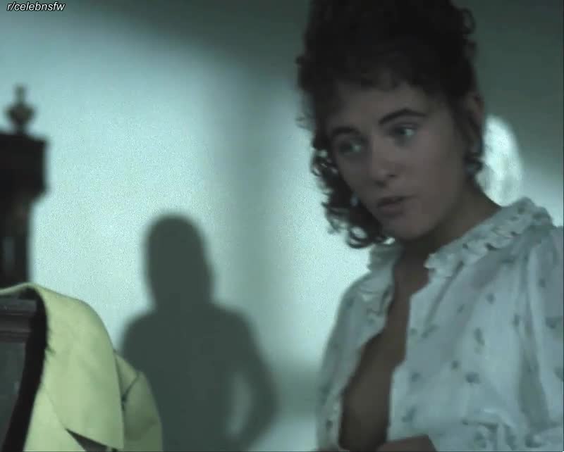 Elizabeth Hurley [gifv] : video clip