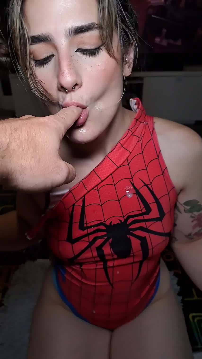 Feed Spidergirl your cum : video clip