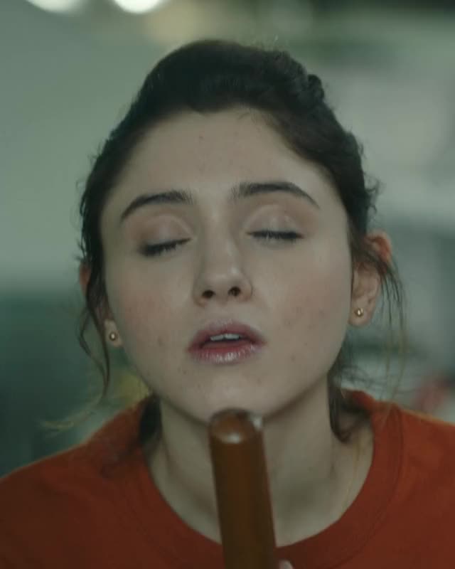 Natalia Dyer getting herself off : video clip