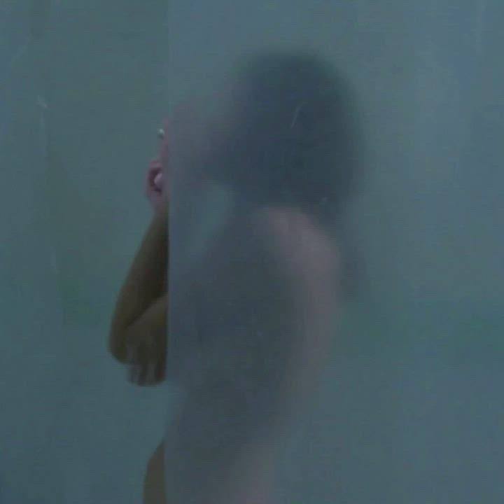 Marion Cotillard washing her big tits : video clip